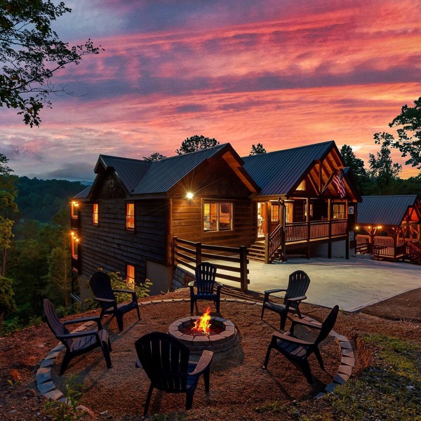 Laughing Fox Lodge: MiniGolf + Expansive Decks + Private Heated Pool + Hot Tub