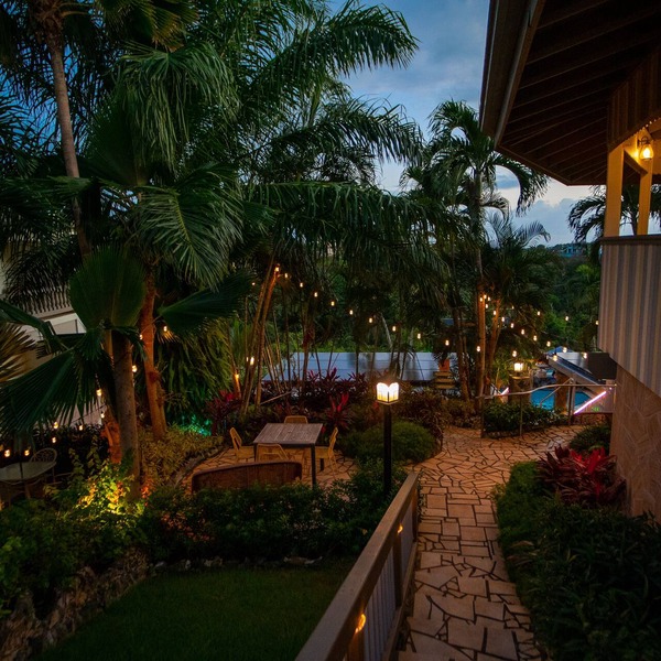 Lazy Parrot Inn