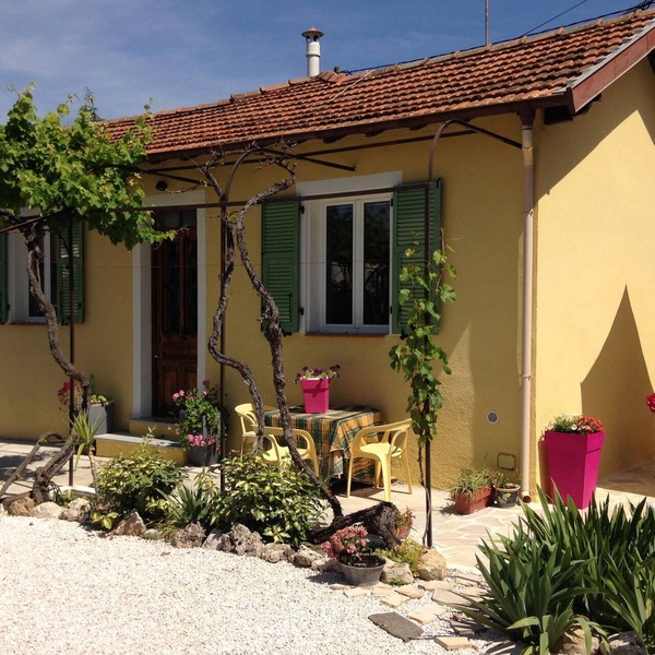 LE 43 - Nice, quiet house with fenced garden, in the center of La Trinité