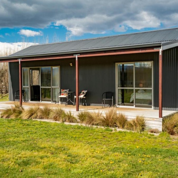 Leaning Rock Cottage at Wild Irishman Wine Estate - Alexandra Holiday Home