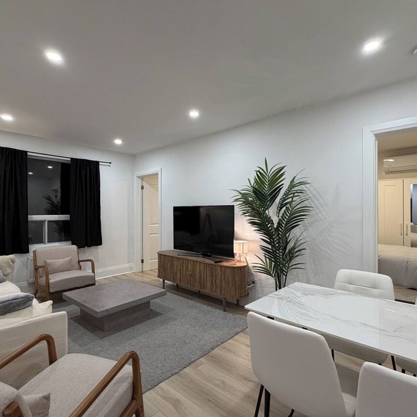 Leaside 2BR with parking and laundry, family and pet friendly neighbourhood