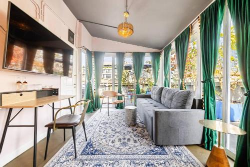 Levinsky Rooftop Loft by Shays Urban