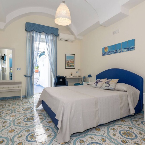Libeccio - flat with terrace & sea view, perfect for up to 3 guests
