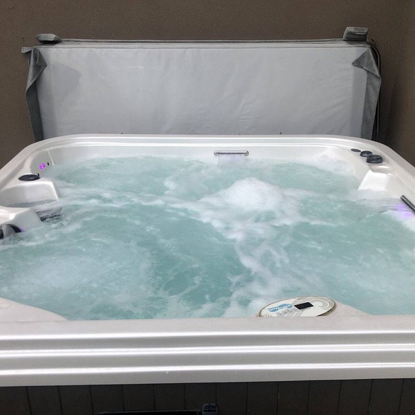 Licensed suite with hot tub near Summerhill Winery