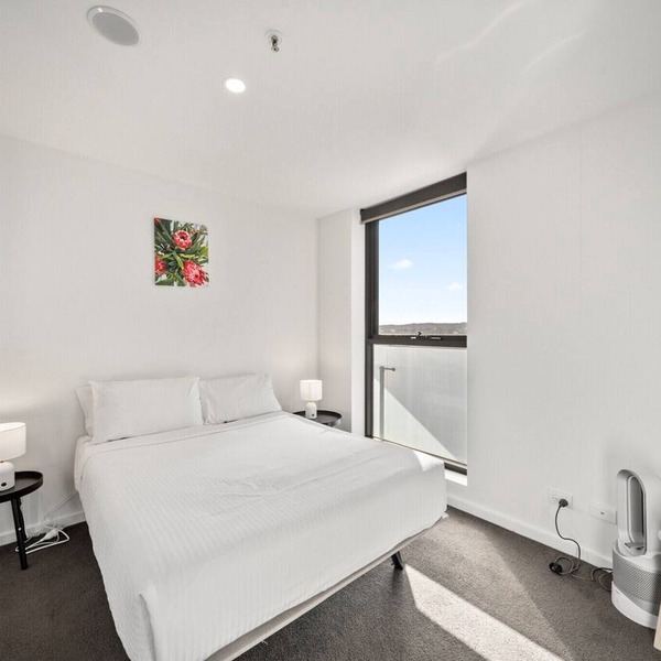 Light-Filled 1-Bed Apartment with Pool & Gym