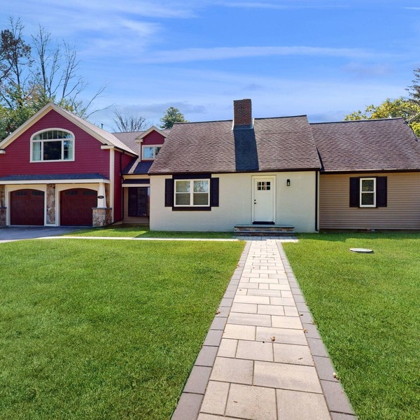 Light-filled home near stadium and shops with AC, W/D, patio, & games