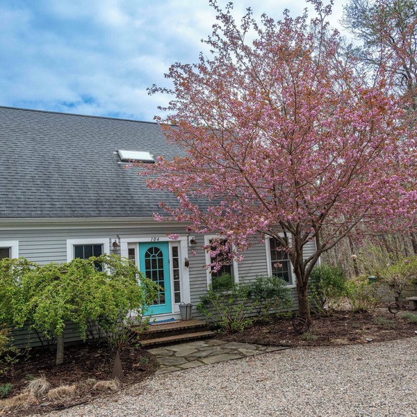 Light-filled open-plan home, dog-friendly, sleeps 8. Central AC, all amenities.
