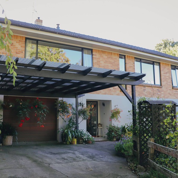 Light filled upstairs home minutes from central Hamilton