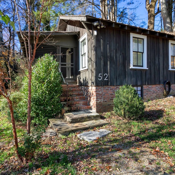 Lingerlong Cottage on Downtown Brevard's Most beautiful property!