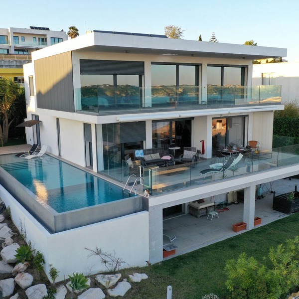 Lisbon 3 floor 3 bedroom Villa, unique Sea View, Infinity Pool, Terrace, and Gym