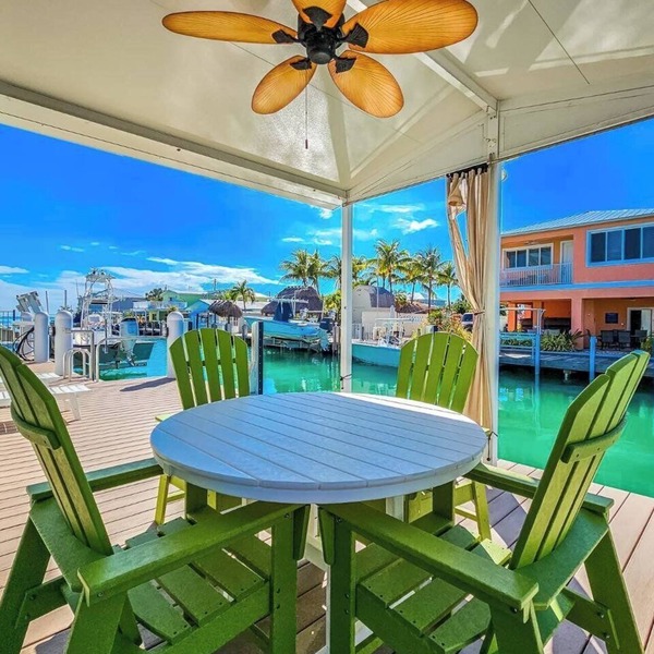Little Key Lime 2 bedroom 1 bath Conch house with 2 kayaks, 3 bikes, 51 Ft of Dockage