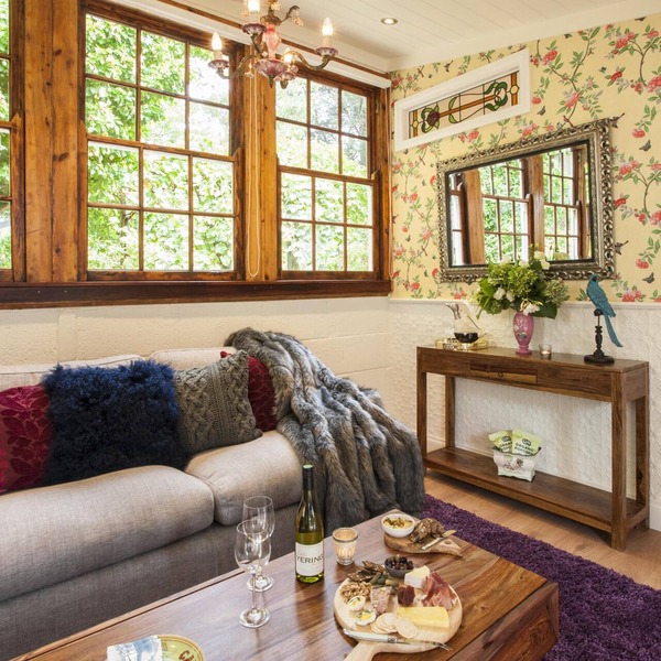 Little Violet - This beautifully recrafted cottage for 1 couple has been styled for you by an interior decorator.