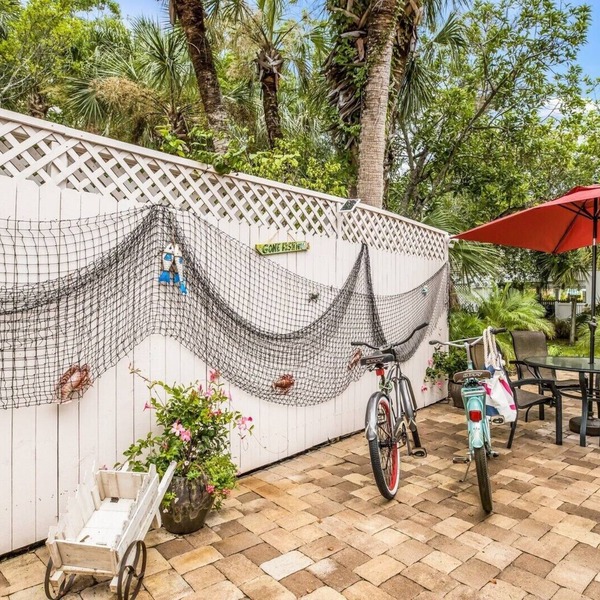 Location 1 Bdrm Cottage 1 Block from Beach and 2 Blocks from Siesta Village