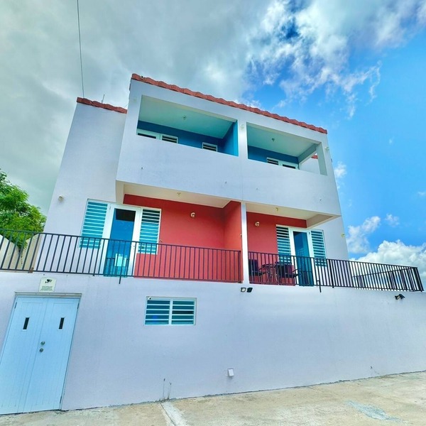 LOCATION! Beautiful Views! Tranquility! Restaurants & Nightlife 5 min drive!