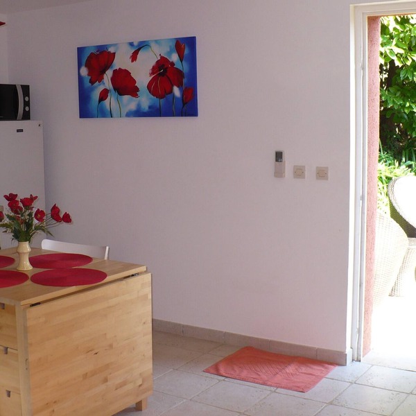 Location in the heart of the Esterel Mountains, halfway between Cannes and Frejus. 3 *