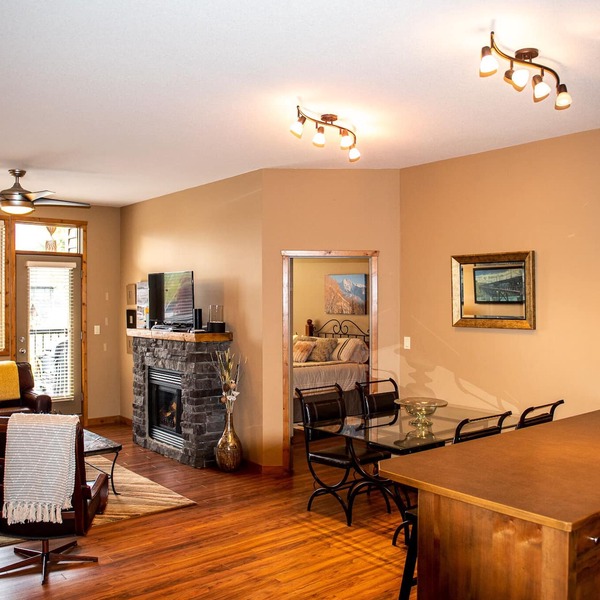 Location Location! 2bd2ba Condo in the heart of Downtown Invermere!