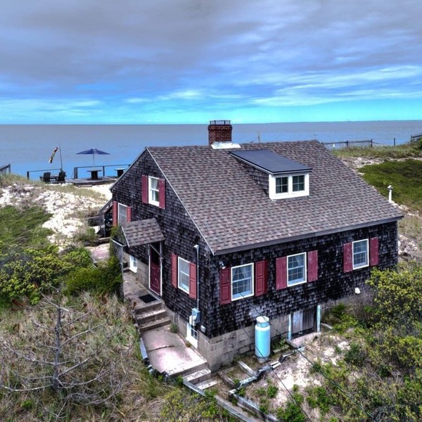 Location! Waterfront- Beachfront Cottage on Ryder Beach
