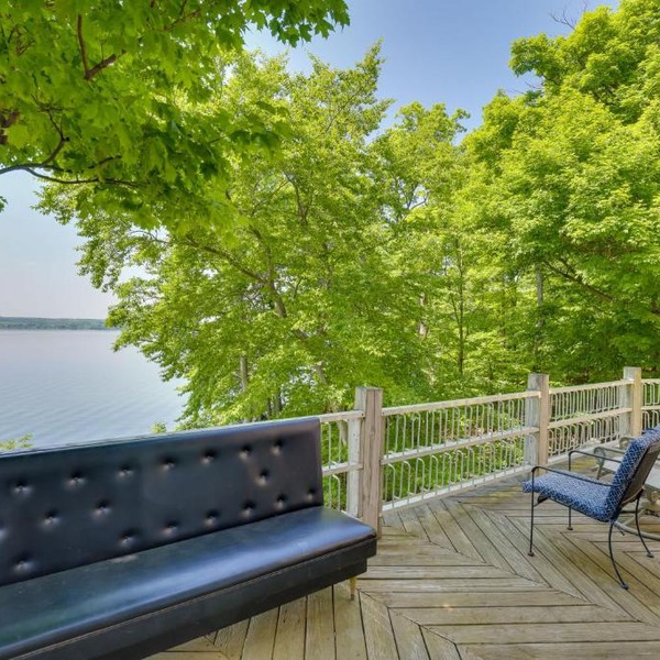 Lockes Glen - Lakefront Geneva Getaway with Dock!