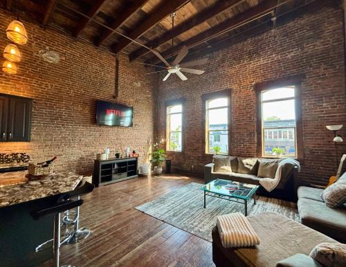 Loft in the Heart of Town-3BR-2bath-500Mbps WiFi-4car parking-EV-boat