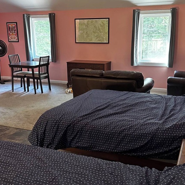 Loft studio in charming Sewanee! Directly on Mt Goat Trail minutes from downtown