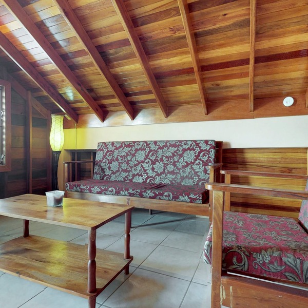 Lofty Space with a Private Veranda and Free WiFi - Walk 10 Minutes into Town