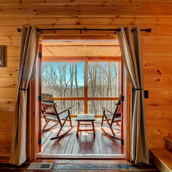 LOG CABIN + MOUNTAIN VIEWS! HOT TUB, POOL & GAME TABLE, FIBER WIFI & DISCOUNTS!