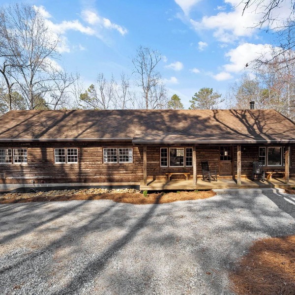 Log Cabin with Big Deck Energy on Lake Lanier, fire pit and lake access