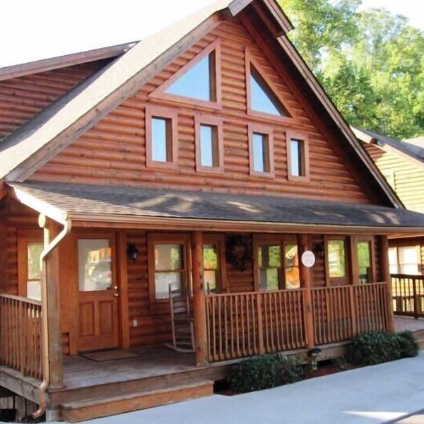 Log cabin with full resort amenities half-mile from the Parkway