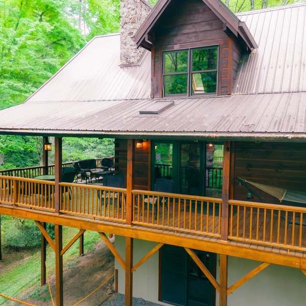 Log Heaven - Romantic Luxury Log Cabin near Banner Elk With Hot Tub, Pool Table, & Fishable River!