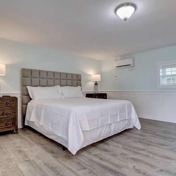 Loggerhead Inn & Suites - King Room in hotel in Surf City, North Carolina