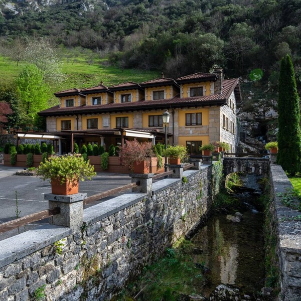 Logis Hotel Restaurante La Casa de Juansabeli
