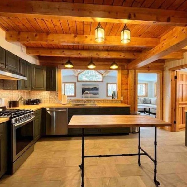Logtastic cabin in Windham with Hot Tub