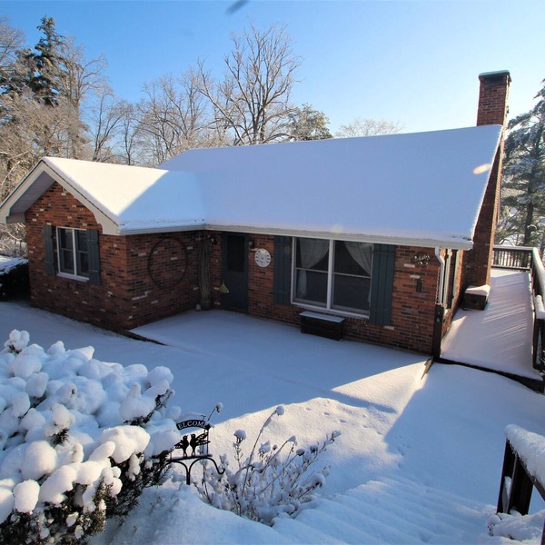 Lois Lane Streamside Cottage with Ol' Time Swimming Hole
