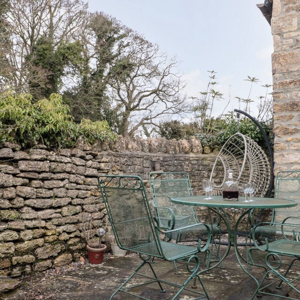 LONG COTTAGE, pet friendly, with open fire in Hinton Charterhouse