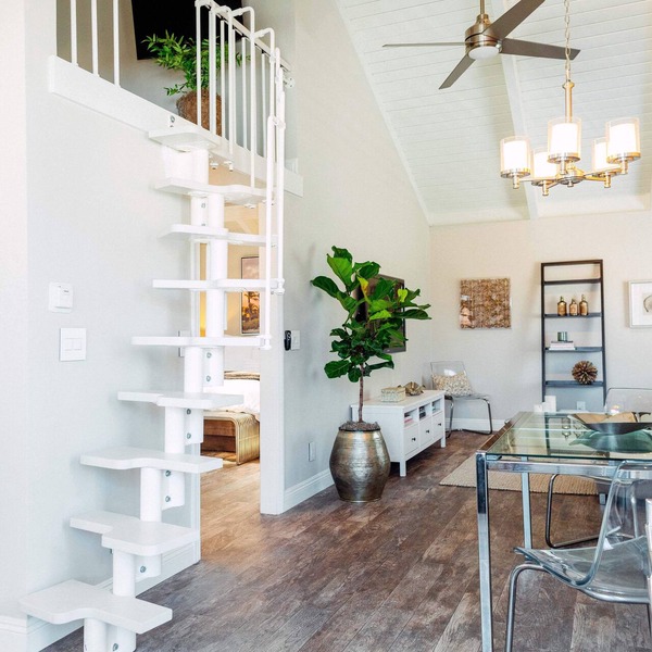 Long Term Only Modern Beauty, Private Yard & BBQ, Blocks from the Beach