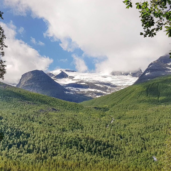 Look forward to this vacation home near the popular salmon river, Surna.