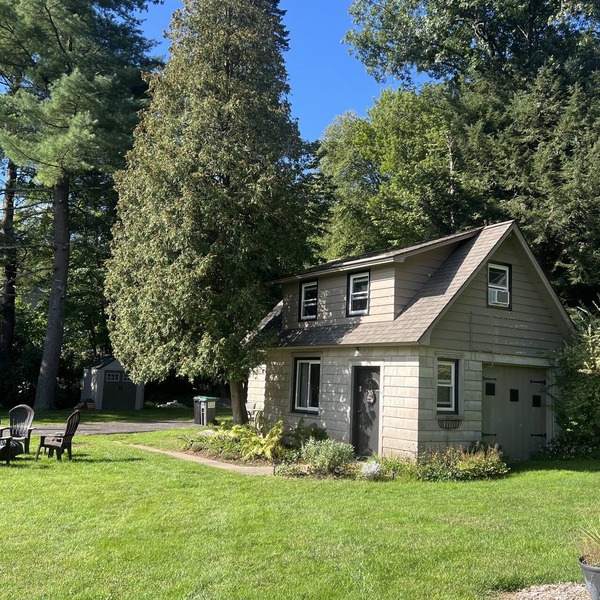 Looking for a getaway? This is the perfect cottage for you. Pet friendly!