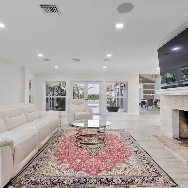 Los Olas Beach House-Location!