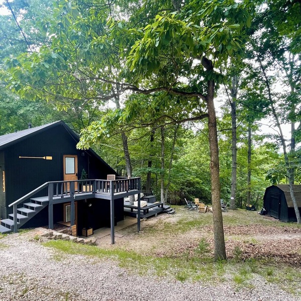 LOST CAVE COTTAGE. Easy boat parking, BoHo decor, tons of deck space, and a CAVE