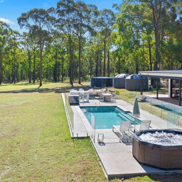 Lovedale Abode 13 bedrooms with heated pool & Acres