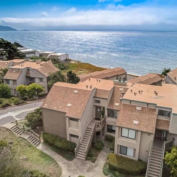 Lovely 2-bedroom condo in beautiful Pacifica , WiFi, Garage and Ocean View