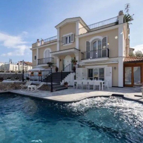 Lovely 6 Bedrooms Villa With Pool, Located few Minutes From Sorrento Center