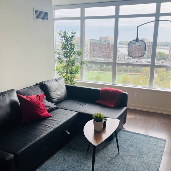 Lovely and spacious 2-bedroom condo + free parking