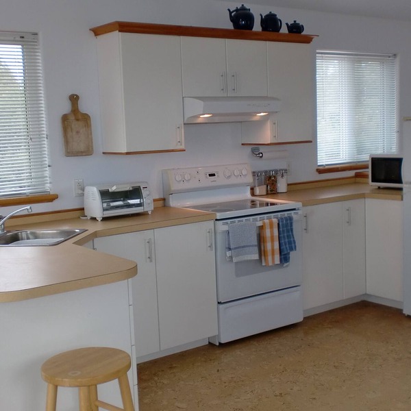 Lovely, bright,1-br apt in historic village of Canning, 5 mins from beach