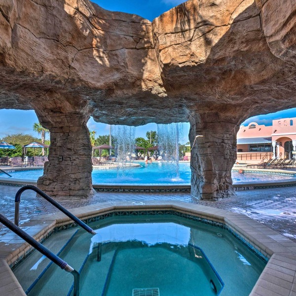 Lovely Lady Lake Home w/Resort Amenities & Lanai!