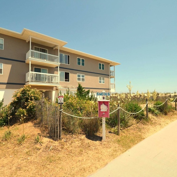 Lovely Ocean Front Condo In The Beachcomber!