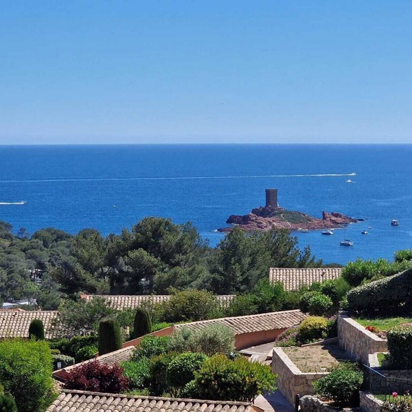 Lovely renovated south-facing villa with sea view
