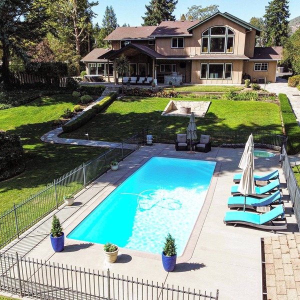 Lovely Riverfront Grants Pass Home: Pool & Hot Tub