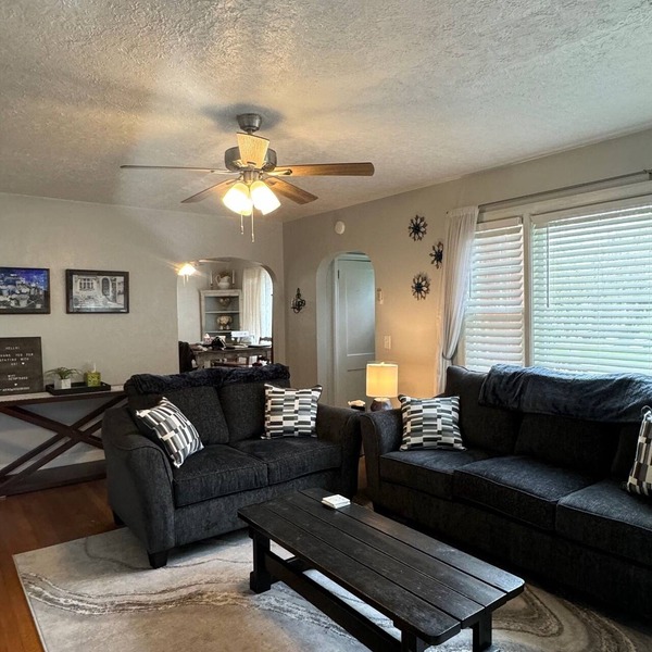 Lovely& Spacious 4-bedroom house in charming Roanoke with WiFi, AC, King Bed