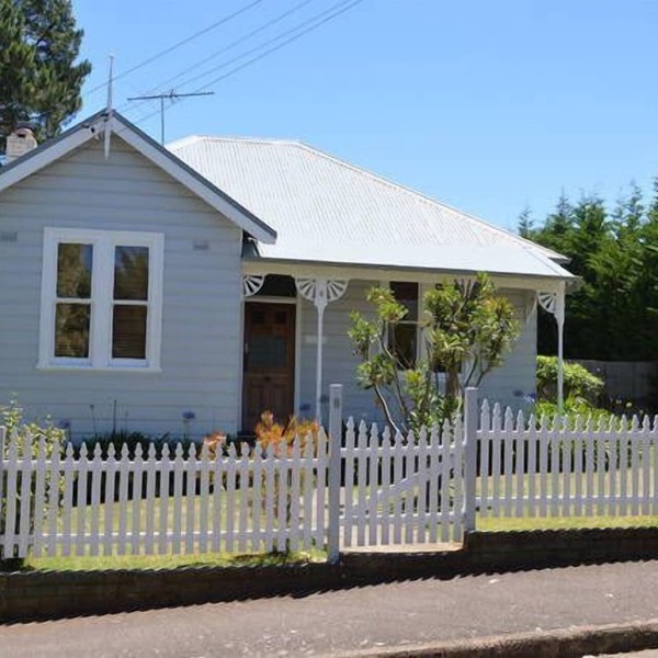 Lovely, Spacious Cottage Just a 5 min Walk to Town